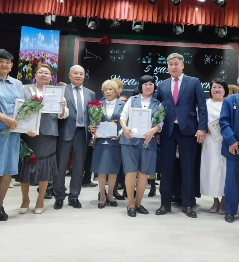 Мұғалімдер күніне орай ҚАЗАҚСТАН РЕСПУБЛИКАСЫНЫҢ ОҚУ-АҒАРТУ МИНИСТРЛІГІНІҢ құрмет грамотасымен, Абай облысы білім басқармасының құрмет грамотасымен математика пәнінің мұғалімі Жунусова Гульжанат Толеубековна, Жарма ауданы білім бөлімінің алғыс хатыме