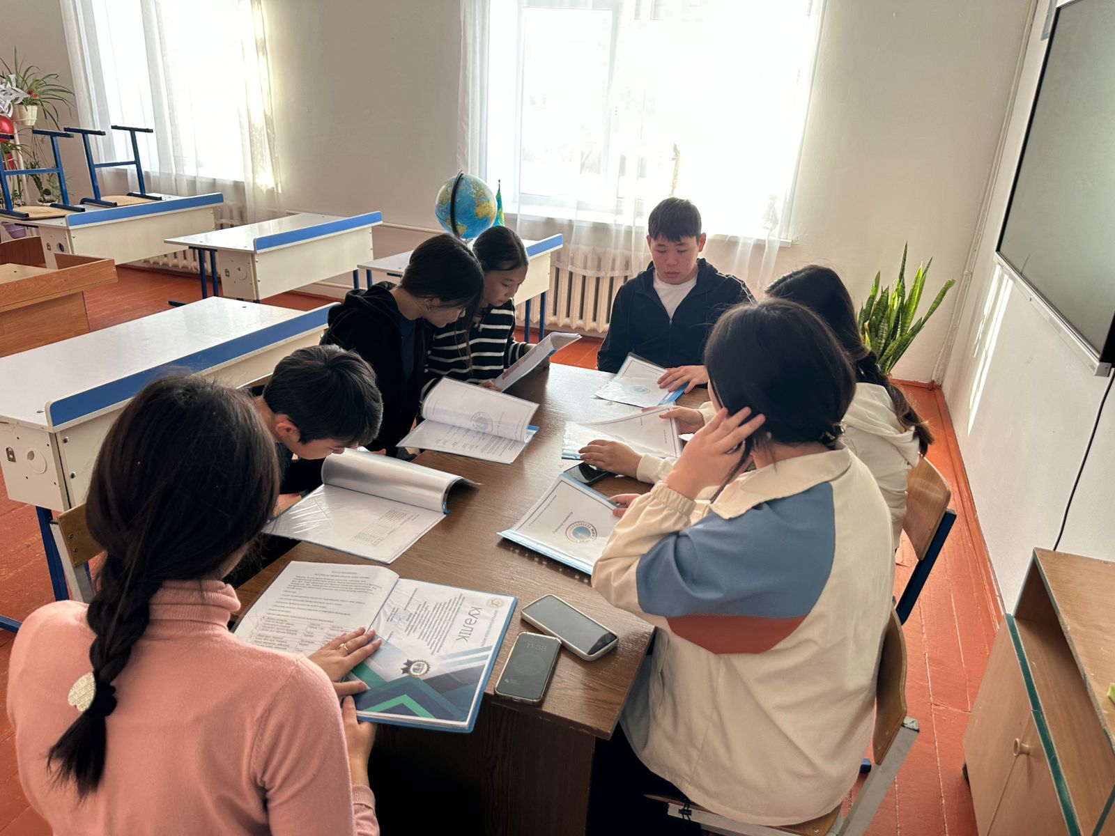 Өзін-өзі басқару ұйымының кезекті отырысы